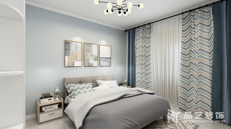 卧室以浅蓝色漆粉刷墙面，搭配白色吊顶和衣柜，渲染了一份清新素雅；藏蓝色与条纹窗帘搭配缓解了灰色床品的沉闷，并裹挟着黑白波纹枕头，让家愈加舒适。