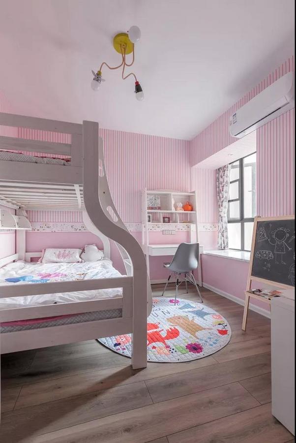 儿童房使用了粉色的墙纸，还有可爱的公主床。旁边的玩耍区有着天马行空的小黑板，满足孩子随时随地涂鸦创作，生动而富有童趣。
