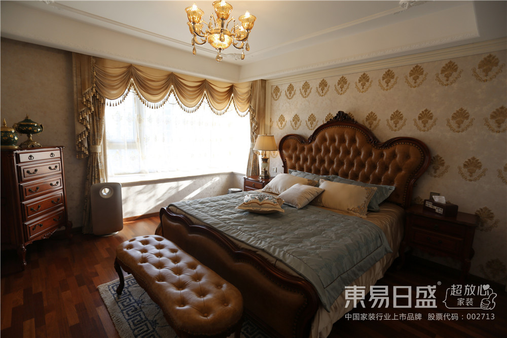 卧室简单的床头背景，结合美式的家具，典雅大方