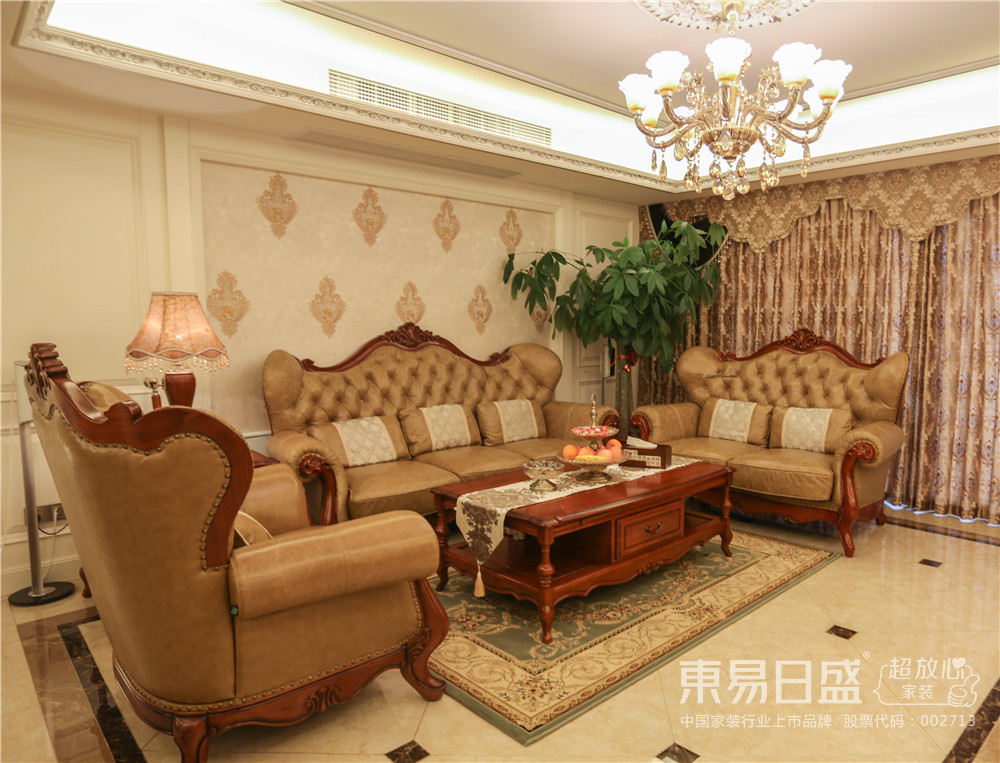 客厅的沙发椅，木质和皮质的相互结合，舒适大方