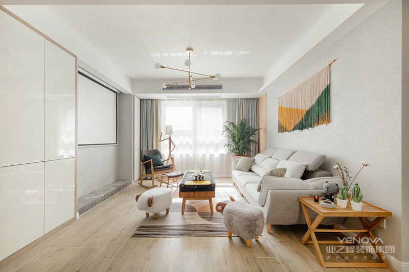 客厅浅灰色的布艺沙发搭配木质地板以及木质小茶几，看起来很和谐