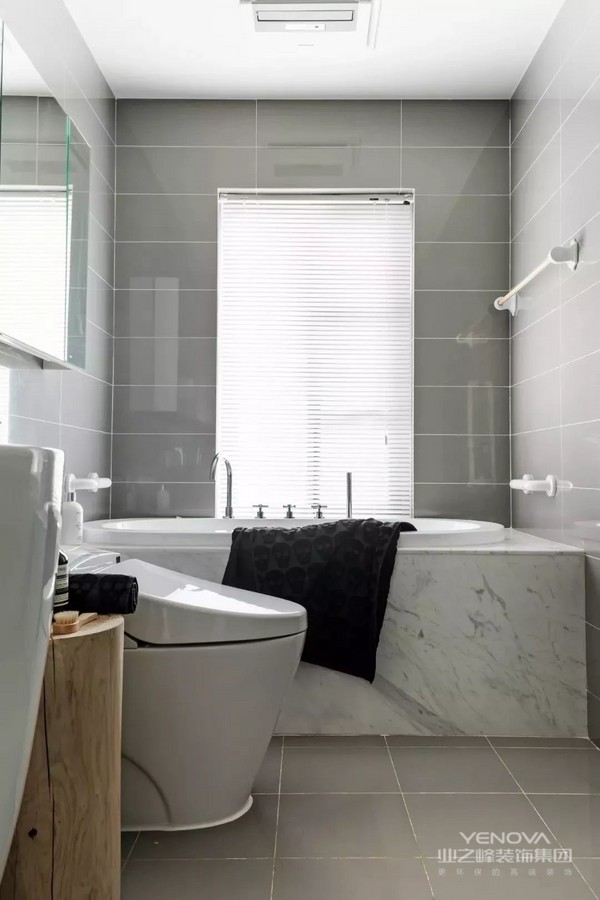 卫生间在浅灰墙面地面砖的基础下，装个小浴缸，为主人在闲暇片刻还能泡个放松的澡。