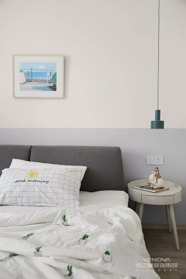 卧室床头墙刷了腰线高的浅灰色乳胶漆，在简洁的白色空间增添了高雅的灰色，温馨舒适。