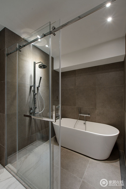 针对空间的使用需求分析,专门设计了一个沐浴空间,并集合了浴缸和淋浴