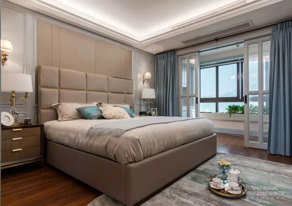 卧室给人满满的温馨感，白色方框推拉门既将卧室与阳台巧妙隔离，又不会阻碍光线的摄入。