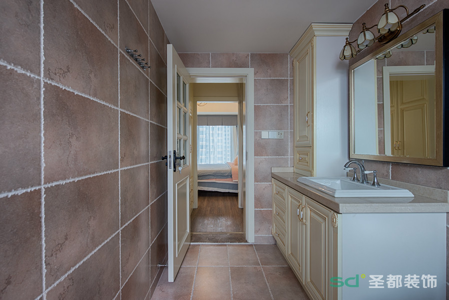 卫生间在卧室里面，做了干湿分离，为清爽的空间里注入丰富的层次感；不同造型的浴室镜折射着空间，带来视觉上的延伸扩展。