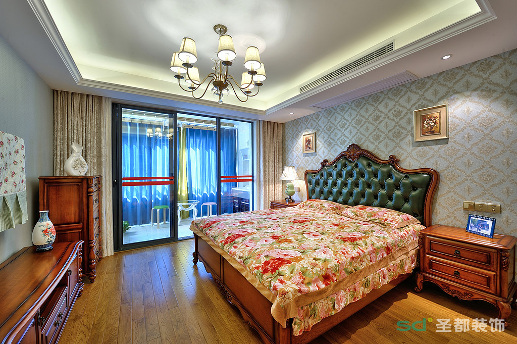 主卧室以淡蓝色搭配棕色的地板，布艺与织物的深浅用色及印花的婀娜多姿，在明朗光线下，呈现出态浓意远的端庄秀丽。