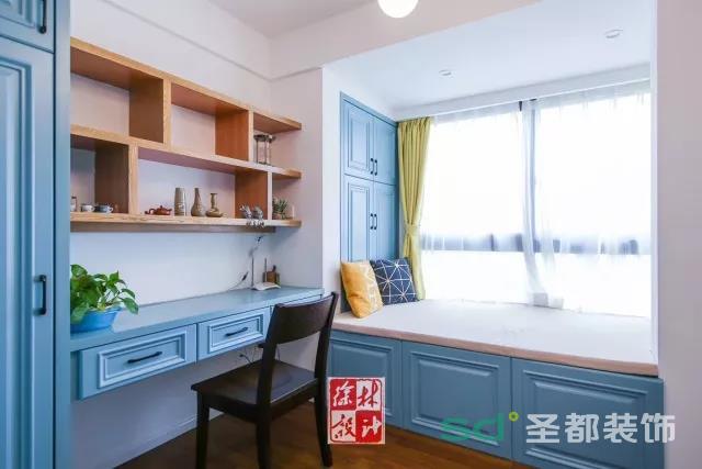 书房一改客厅的米色调，采用明快的蓝色，丰足的收纳空间轻松满足以后的日常所需。