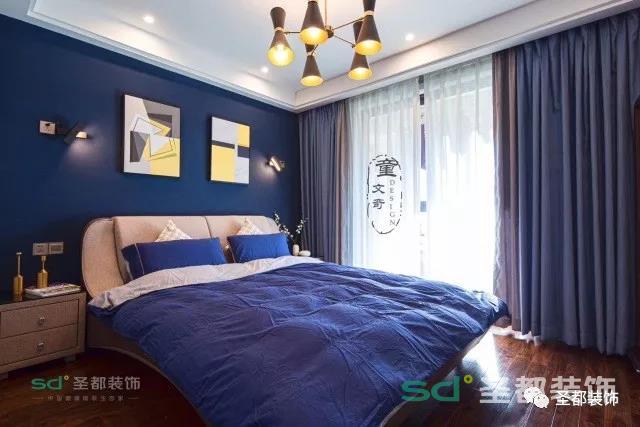 卧室一改客厅的色调，采用了屋主喜欢的蓝色和紫色调，营造一种浪漫梦幻的感觉。将床头灯设计在墙上也是近两年很流行的设计哦，再也不担心放在床头柜上碍事了。