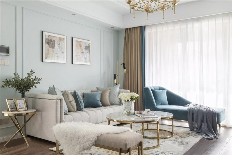 整个空间以清爽明朗为主，选用浅松石色作为墙面，海港蓝运用在沙发和窗帘上，同色系冷调搭配，空间更加平和。