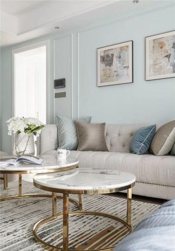 沙发、地毯选用浅色系，茶几为大理石材质，提高空间时尚度。