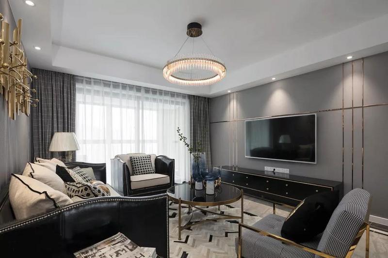 客厅以大面积的灰色海吉布为整个空间增添格调，绝佳的采光性加以丰富考究的灯光设计，营造高端明亮的空间氛围。
