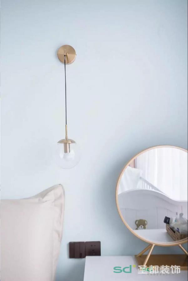 浅蓝色的墙面，搭配米色靠背，垂坠的金属床头灯和简约风格的金属化妆镜做点缀，营造出北欧的氛围。