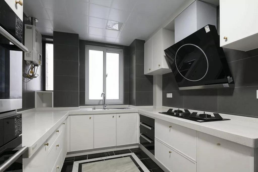 厨房整体用白色橱柜搭配黑色家电，简约至上，又不失时尚感。