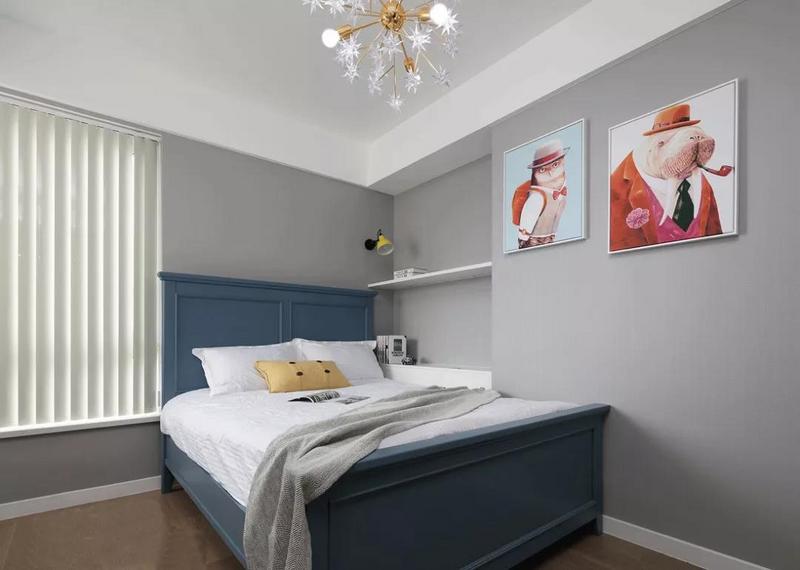 儿童房墙面依旧选用灰色铺垫柔和的基调，蓝色的儿童床以及趣味挂画的选择赋予整个空间鲜活的想象力。