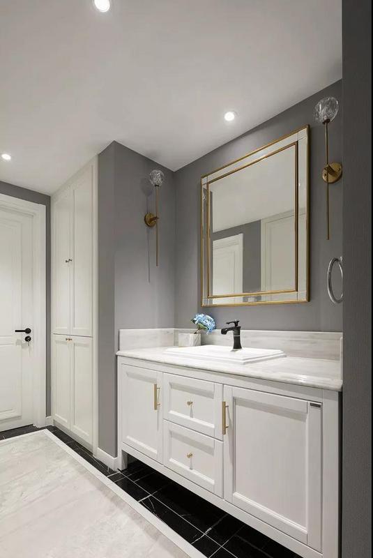 卫生间灰白色调搭配简洁优雅，金色点缀突出精致感，这就是生活最完美的状态。