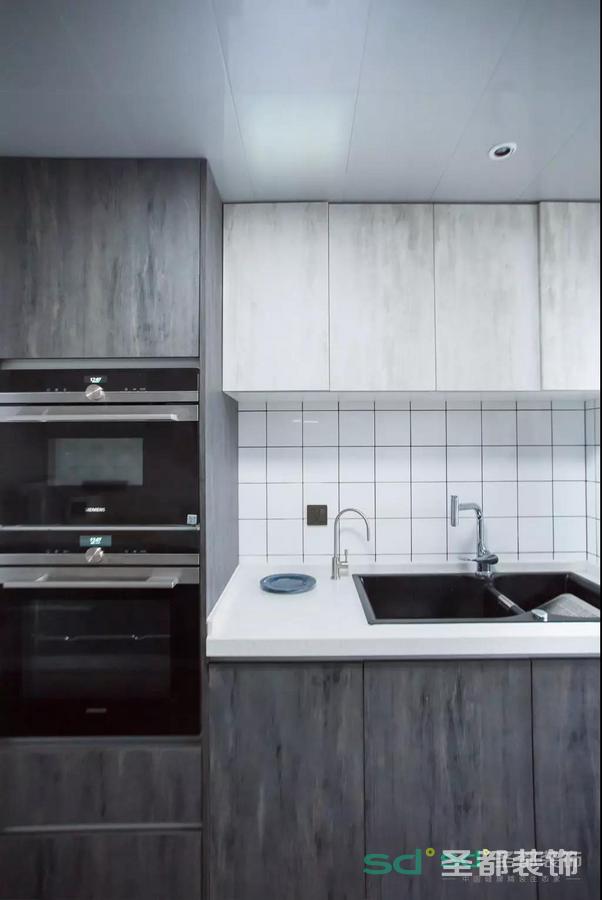 考虑到厨房的布局，选用的是二字型厨房，可以将岛台和墙面平行摆放，且将清洗台和灶台分开，空间利用率极高。
