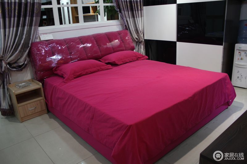 索菲乐 紫红色布艺软床图片