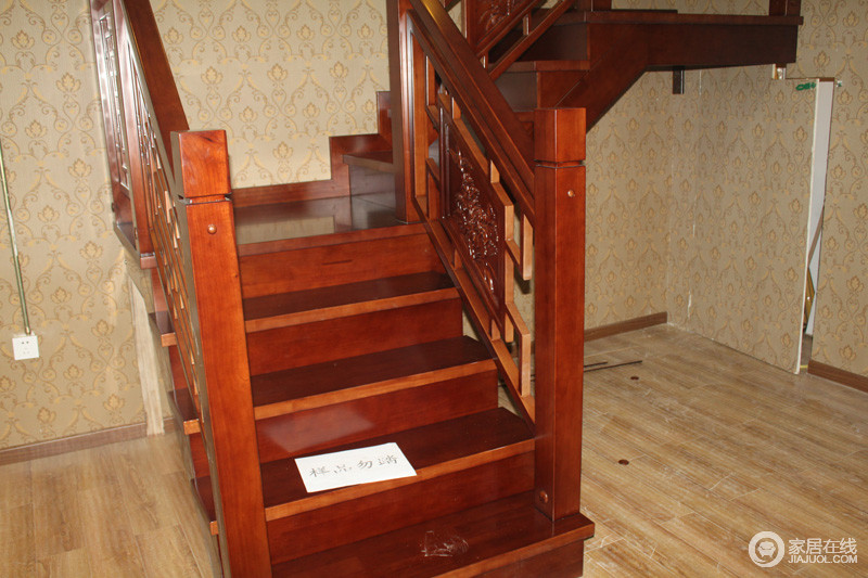 艺诺楼梯 欧式木楼梯图片